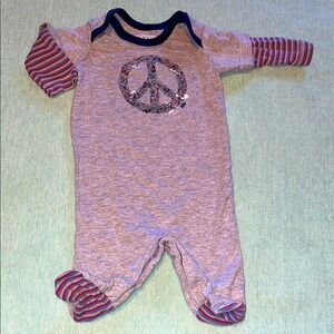 Levi’s 3 Month Peace Symbol gray plastic snap footed baby outfit pocket print